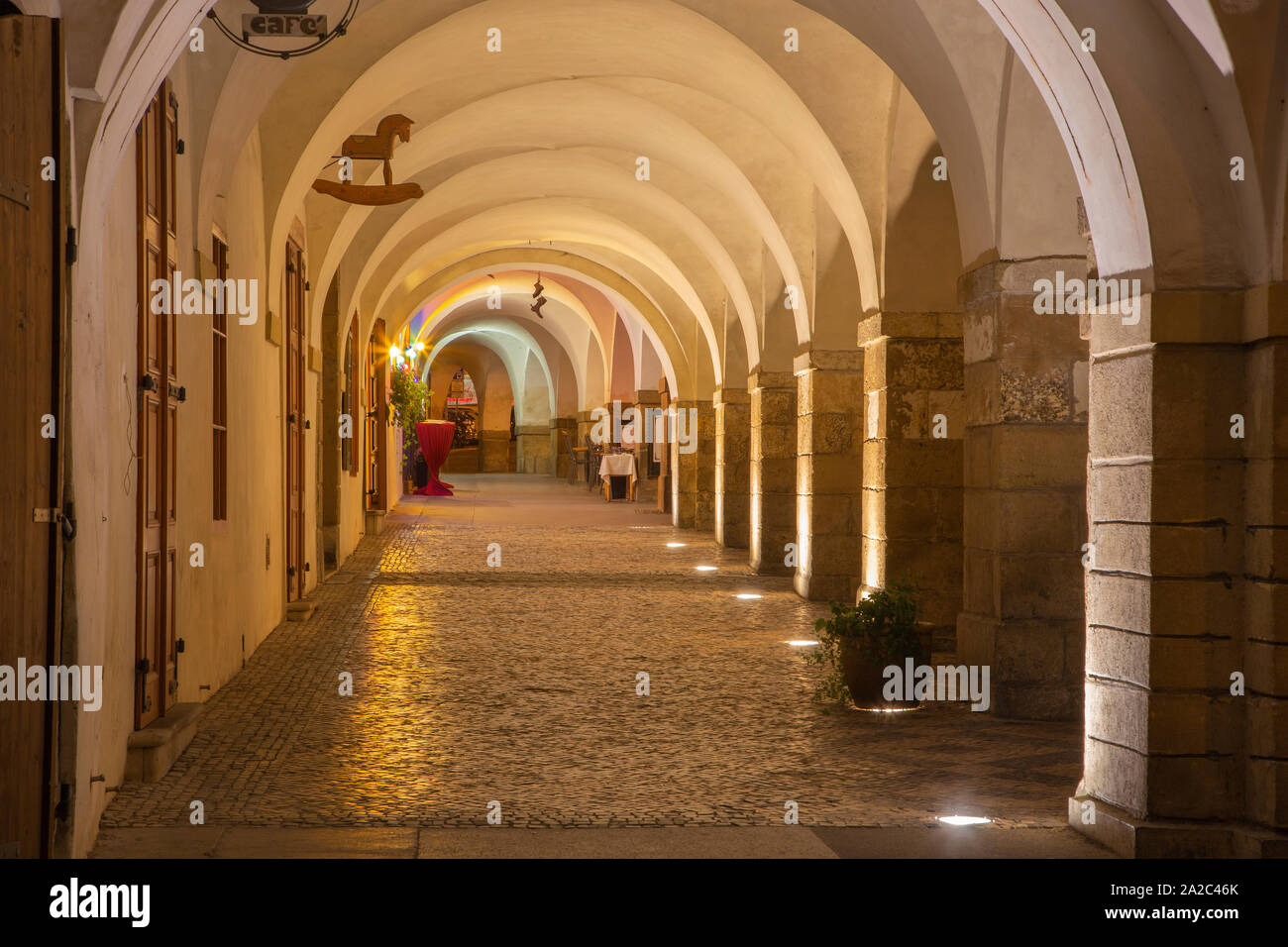 Praga - i portici sul quartiere di Mala Strana di notte. Foto Stock