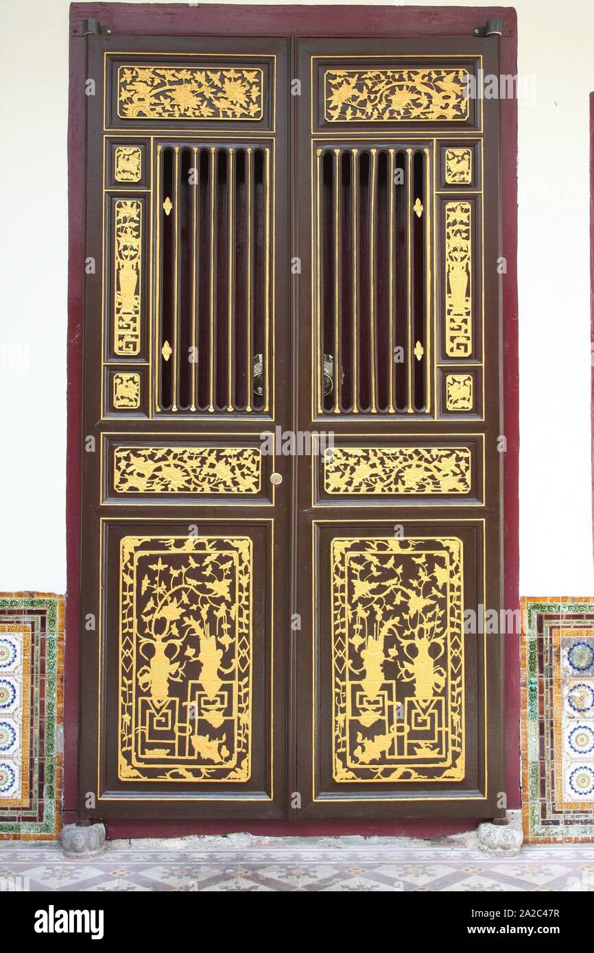 Tradizionale porta, Muntri Street, Georgetown, Penang, Malaysia, 2008 Foto Stock