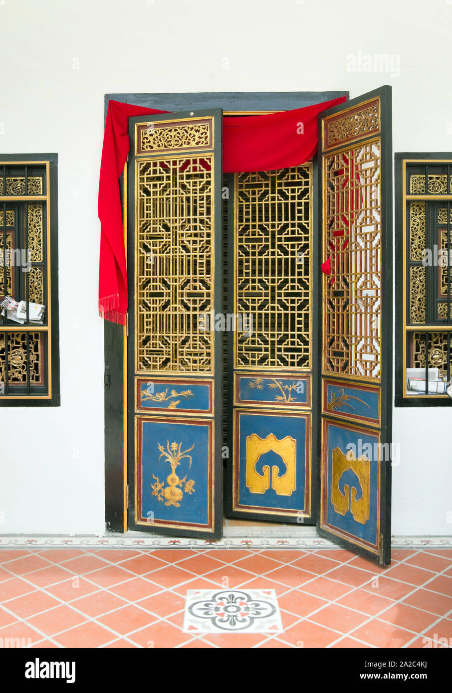Tradizionale porta, Muntri Street, Georgetown, Penang, Malaysia, 2009 Foto Stock