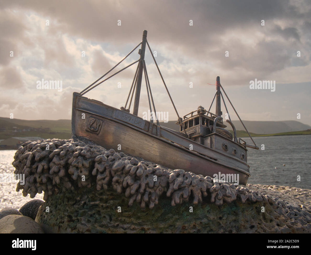 Il bus delle Shetland memorial a Scalloway sulle isole Shetland, Regno Unito. Foto Stock