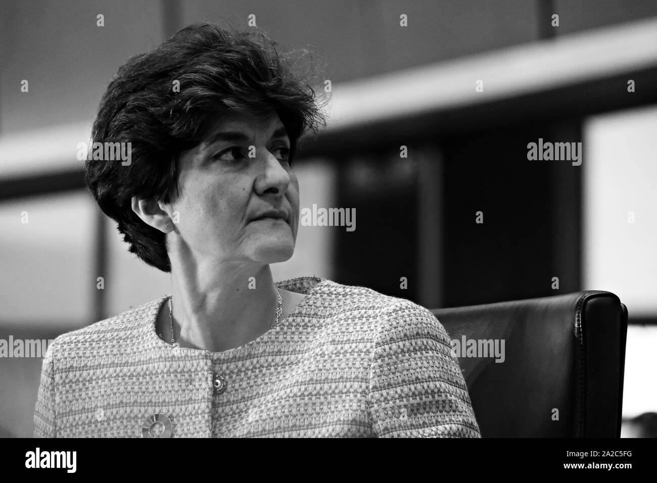 Bruxelles, Belgio. 2 Ottobre, 2019. Commissario designato per il mercato interno Sylvie Goulard prende il suo posto prima dell'inizio della sua audizione presso il Parlamento europeo. Credito: ALEXANDROS MICHAILIDIS/Alamy Live News Foto Stock