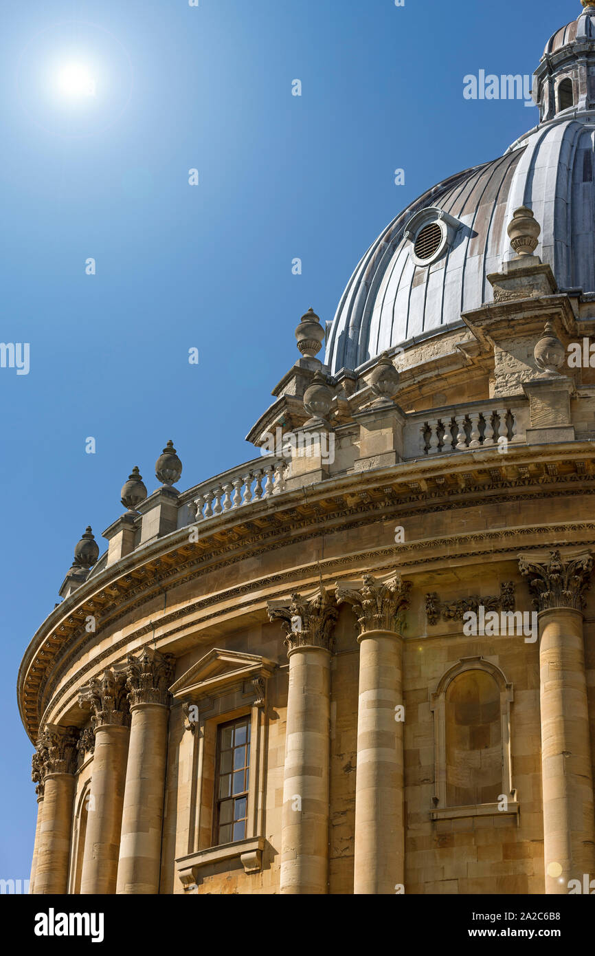 Splendidamente scolpito edificio a cupola in Oxford su una luminosa giornata di sole Foto Stock