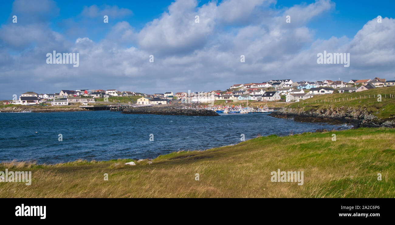 Il porto, Pier e il villaggio di Hamnavoe sulla costa ovest del continente in Shetland, Regno Unito - tempo libero e barche da pesca sono ormeggiate nel porto. Foto Stock