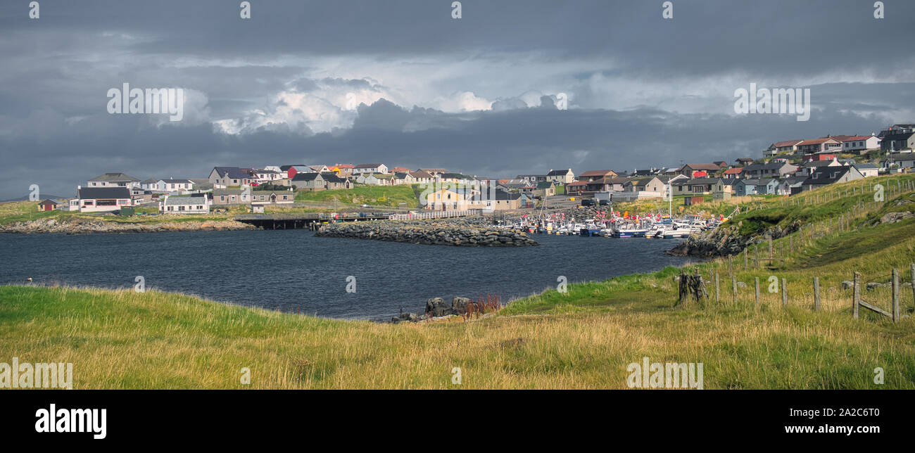 Il porto, Pier e il villaggio di Hamnavoe sulla costa ovest del continente in Shetland, Regno Unito - tempo libero e barche da pesca sono ormeggiate nel porto. Foto Stock