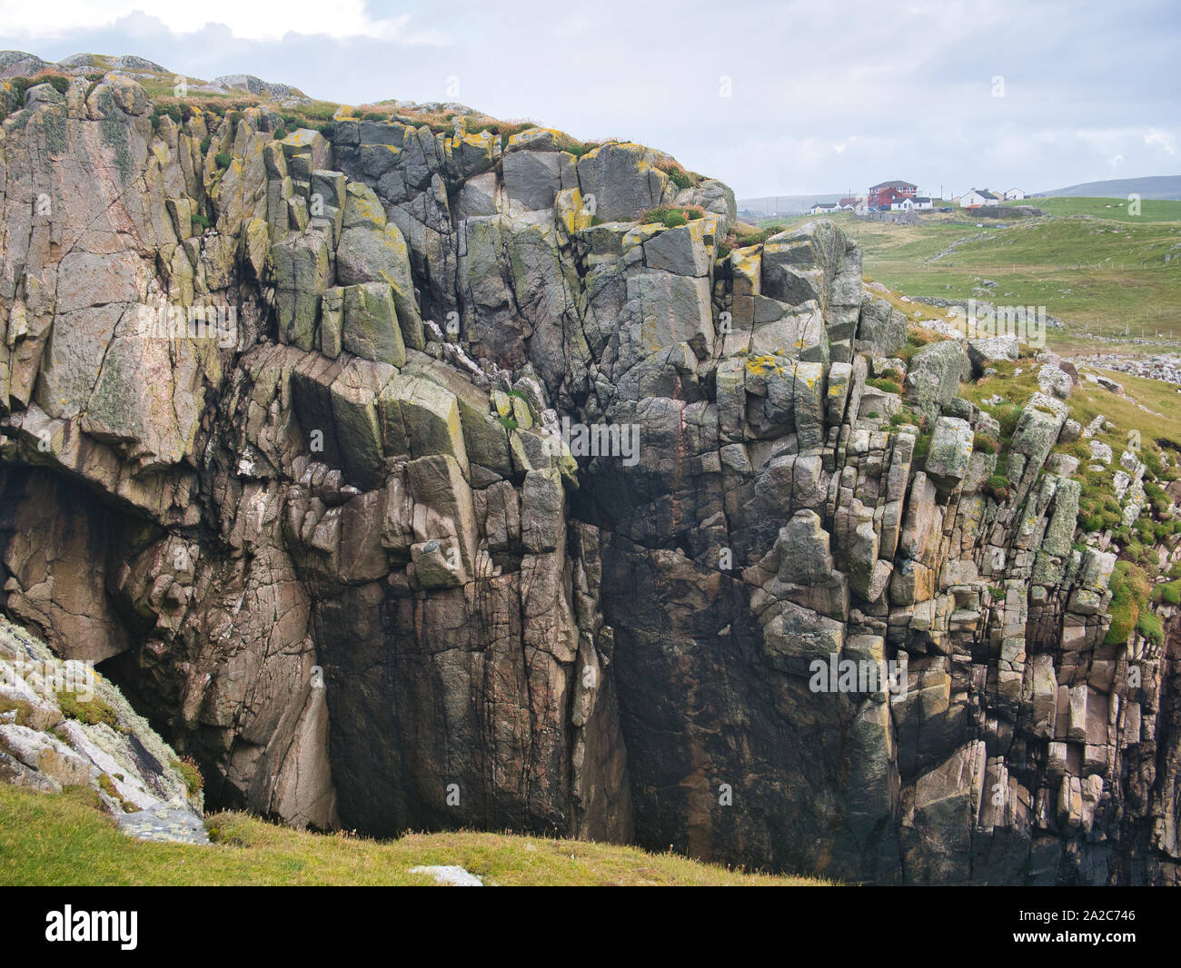 Erosi, guasto scogliere a Biargar, vicino Hamnavoe, Shetland continentale, Regno Unito - " la fede - Spiggie Pluton - Monzonite. Questa è la roccia ignea. Foto Stock