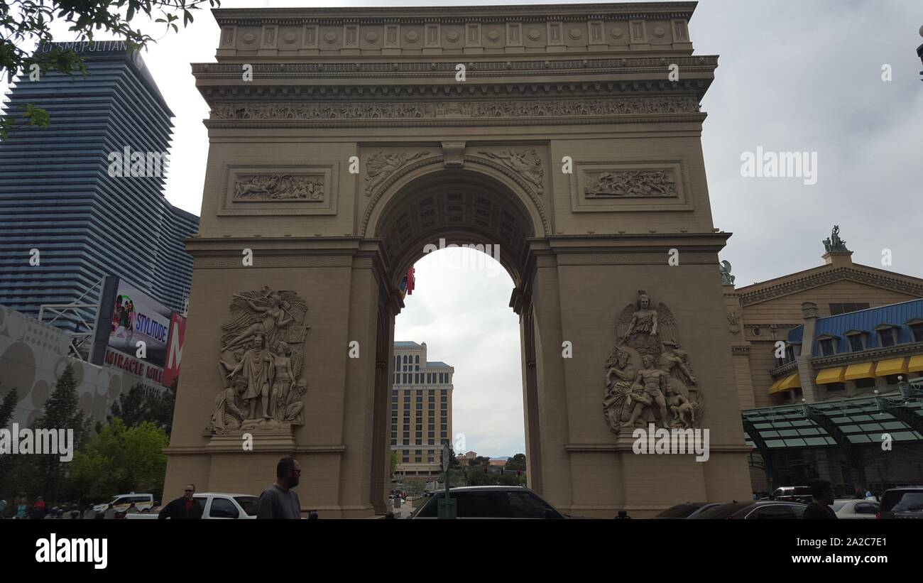 Replica dell'Arco di Trionfo presso l'hotel e casinò di Parigi a Las Vegas, Nevada, 12 marzo 2016. () Foto Stock