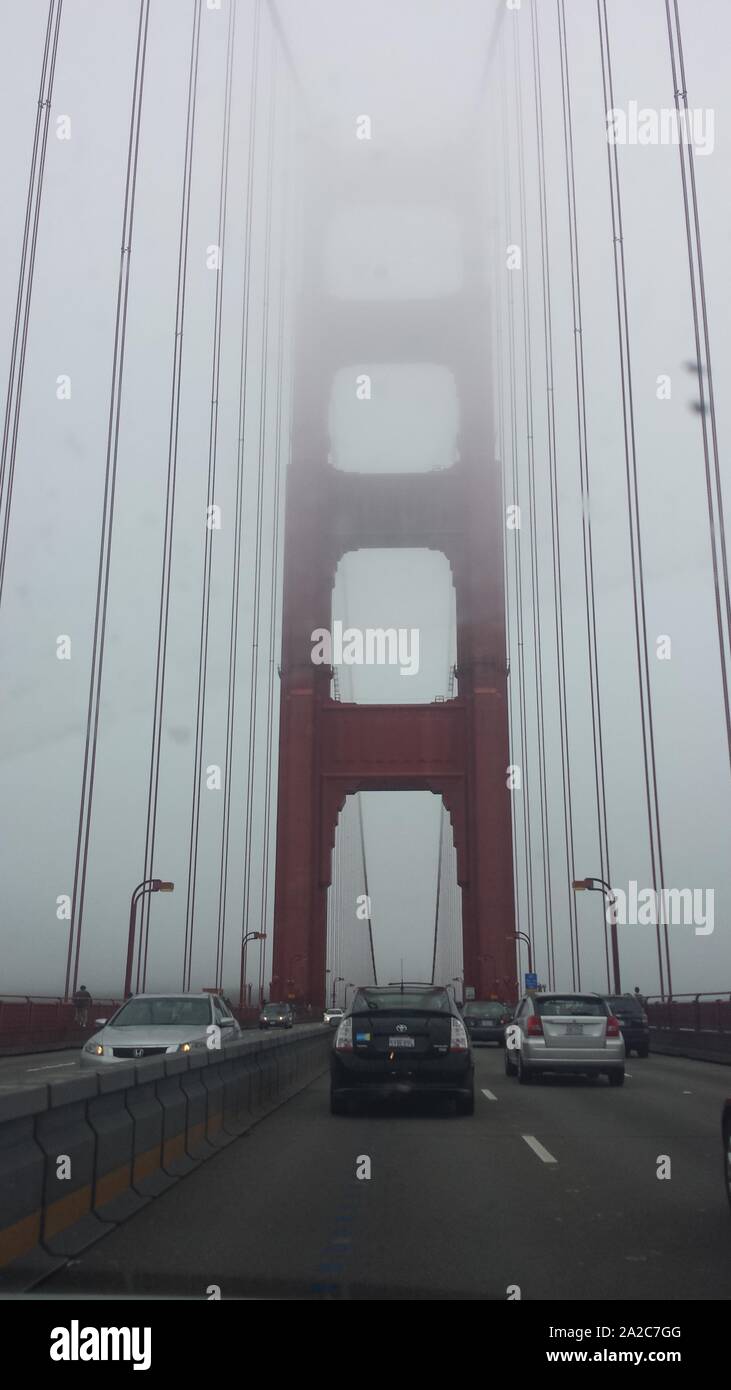Punto di vista dell'auto che attraversa il Golden Gate Bridge, con guglie del ponte che salgono in nebbia, San Francisco, California, 20 giugno 2015. () Foto Stock Punto di vista dell'auto che attraversa il Golden Gate Bridge, con guglie del ponte che salgono in nebbia, San Francisco, California, 20 giugno 2015. () Foto Stock