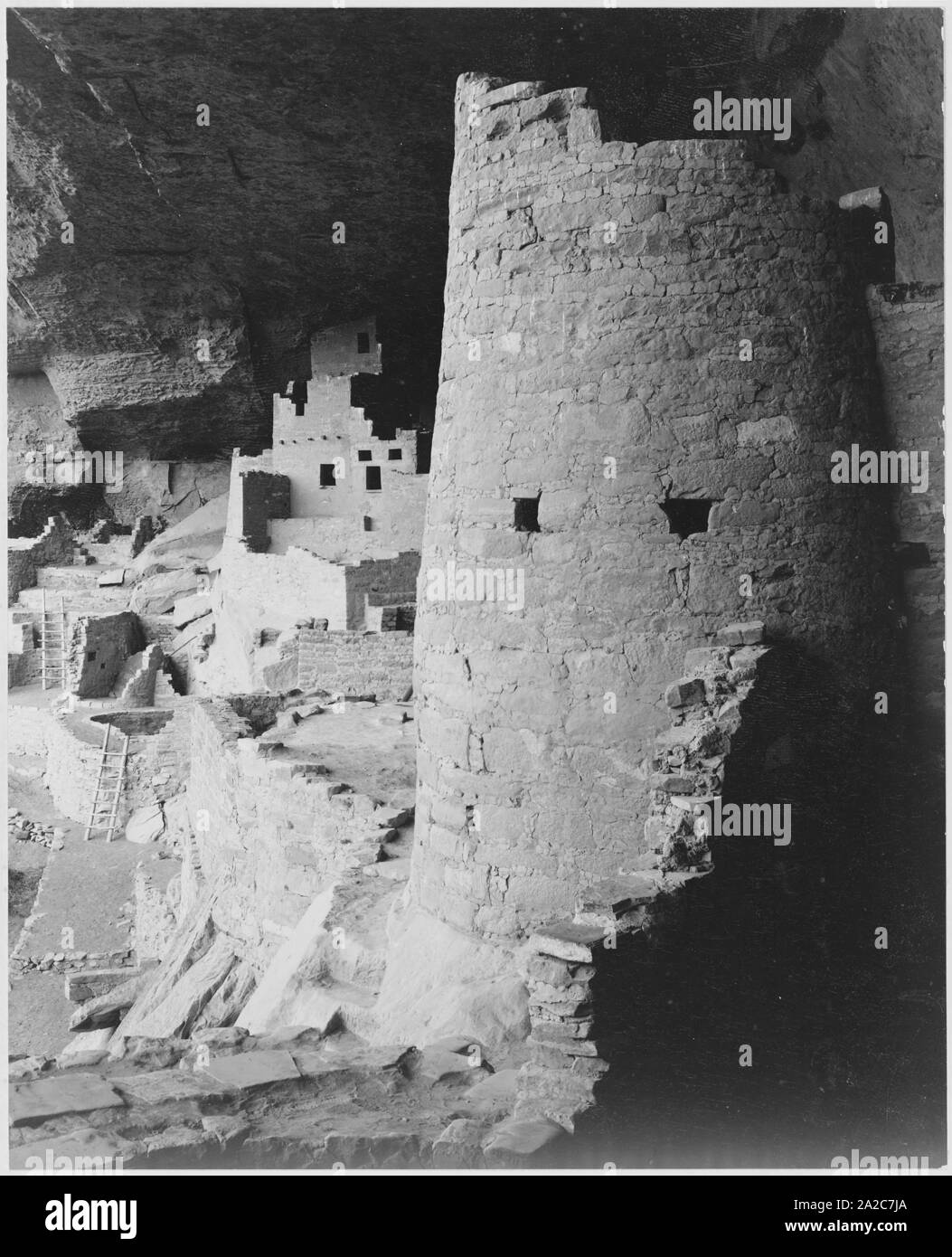 Antico insediamento Cliff Palace costruito dagli Ancestrali Puebloans nel Mesa Verde National Park, Colorado, 1933. Immagine Gentilmente Concessa Da National Archives. () Foto Stock