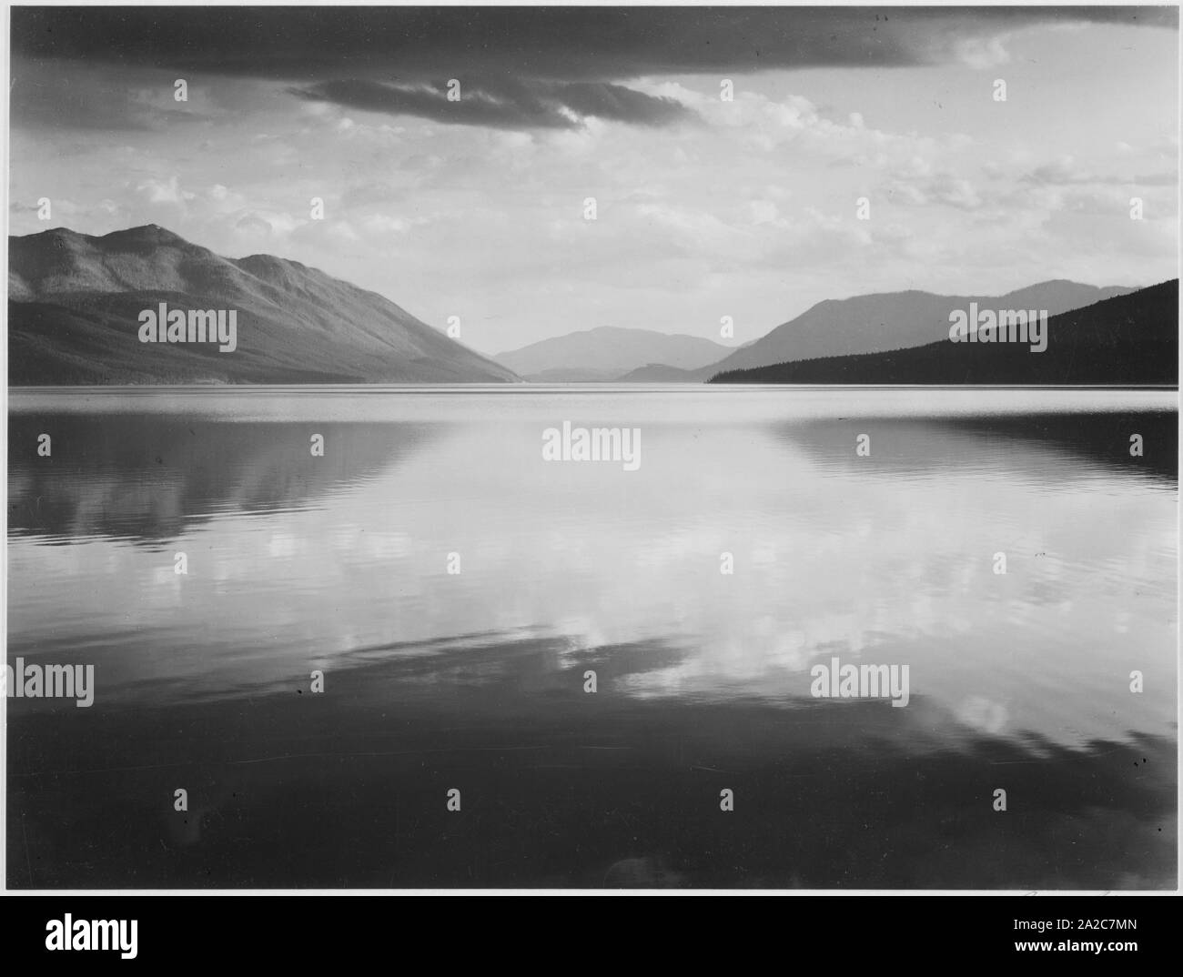 Lago McDonald e le montagne circostanti in serata, il più grande lago del Glacier National Park, Montana, 1933. Immagine Gentilmente Concessa Da National Archives. () Foto Stock