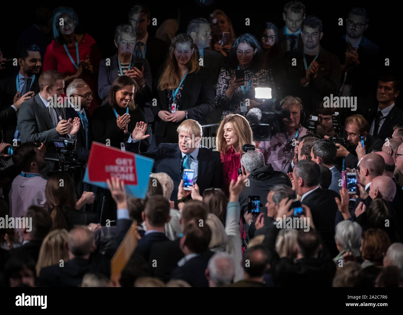 Il primo ministro Boris Johnson e Carrie Symonds presso il congresso del partito conservatore al Manchester Convention Center. Il primo ministro riceve applausi per il suo intervento da parte del pubblico. Foto Stock
