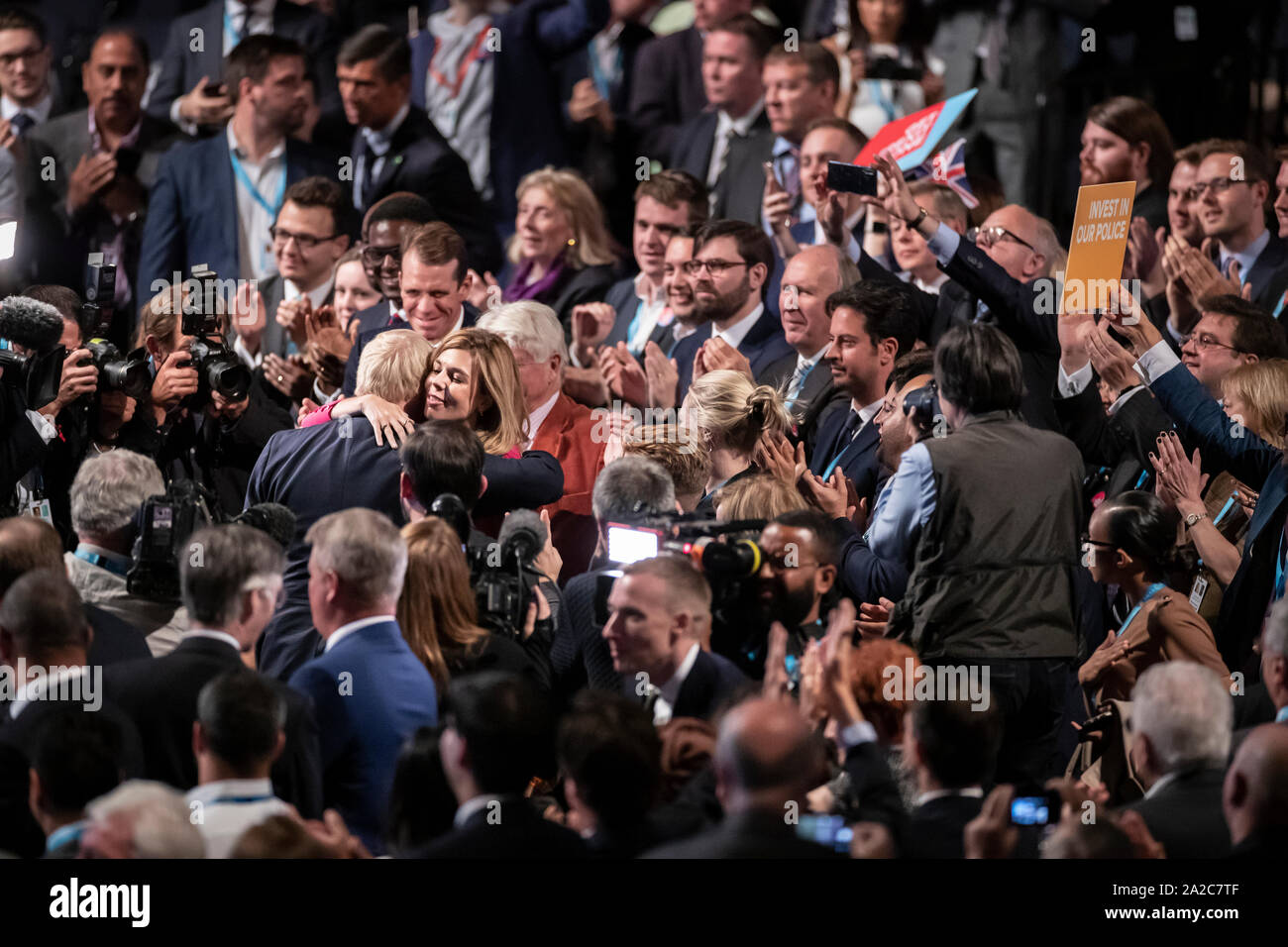 Il primo ministro Boris Johnson e Carrie Symonds presso il congresso del partito conservatore al Manchester Convention Center. Il primo ministro riceve applausi per il suo intervento da parte del pubblico. Foto Stock