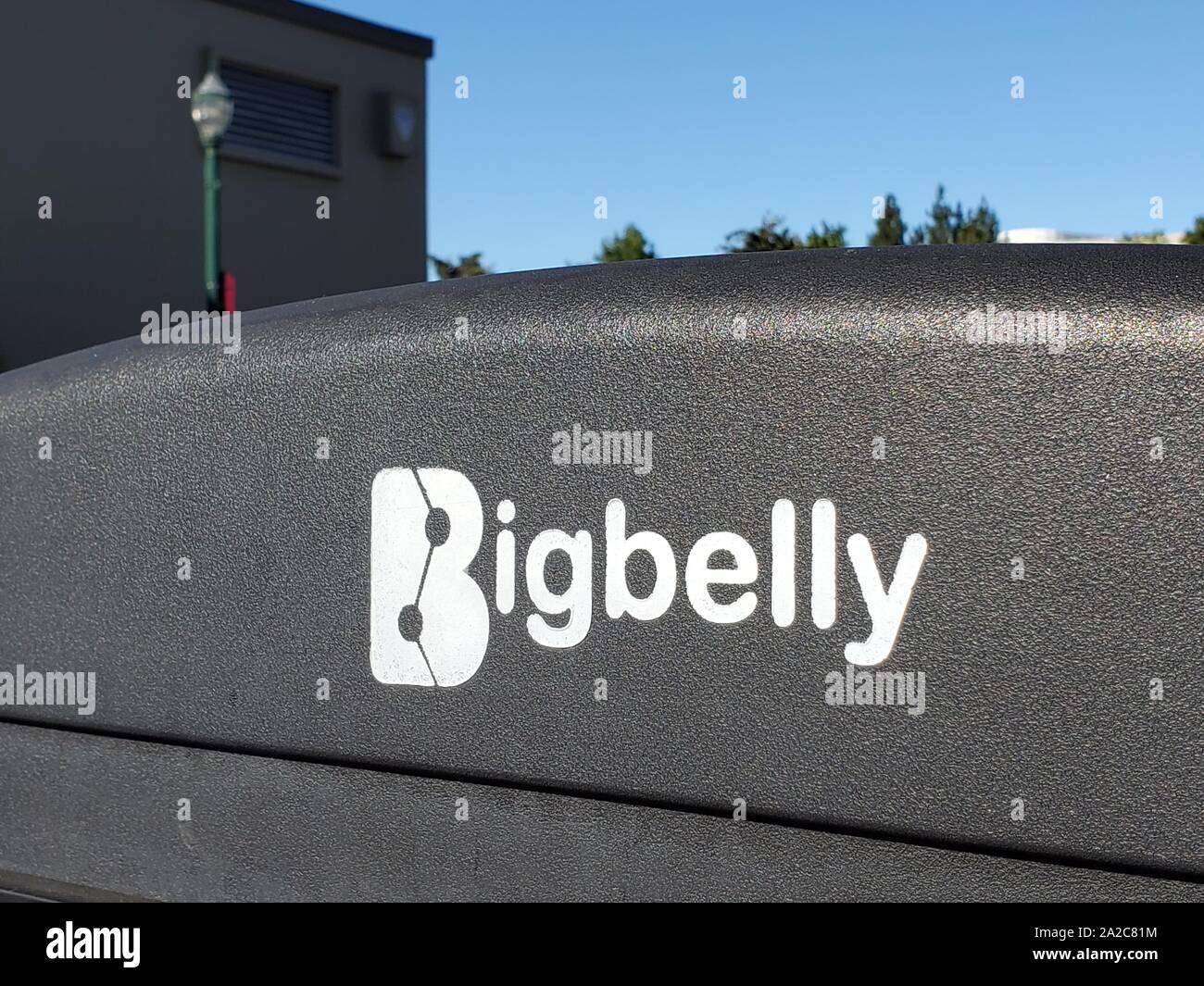 Primo piano del logo per il compattatore per rifiuti per esterni a energia solare Bigbelly, utilizzato per compattare rifiuti e riciclabili in lattine di rifiuti urbani che utilizzano energia solare, Walnut Creek, California, 2 agosto 2019. () Foto Stock
