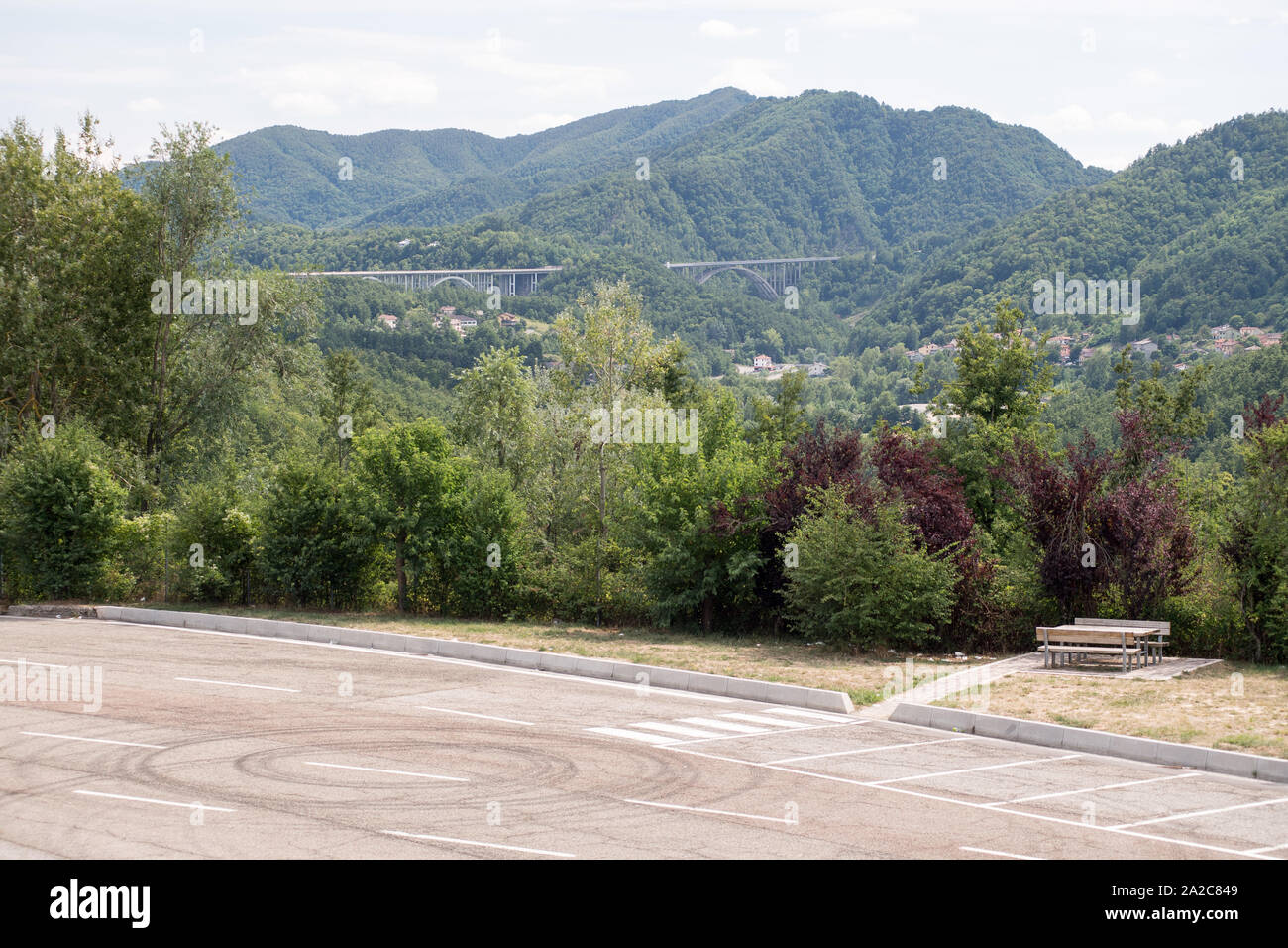 Autostrada A1 Milano-Napoli chiamato Autostrada del Sole in Emilia Romagna nel Bruscoli, Toscana, Italia. Il 17 agosto 2019 © Wojciech Strozyk / Alamy Stoc Foto Stock