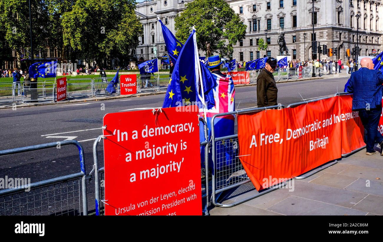 Londra, Ottobre 2nd, 2019, proteste pubbliche al di fuori del Parlamento britannico o House of Commons circa BREXIT E IL REGNO UNITO a lasciare l'UE il 31 ottobre 20 Foto Stock