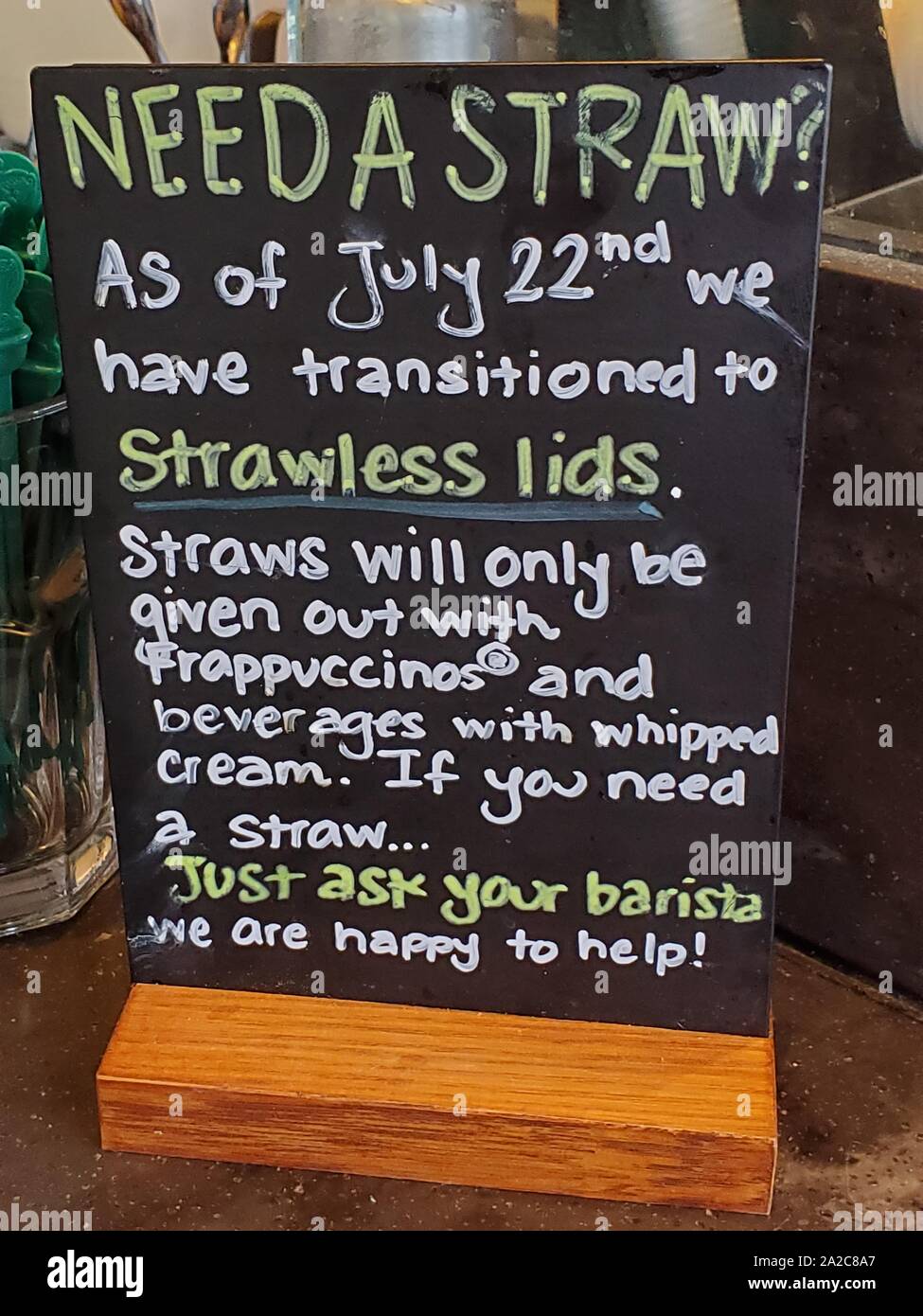 Firma scritta a mano presso lo Starbucks Cafe di San Ramon, California, che spiega la transizione ai coperchi senza paglia e la rimozione delle cannucce da bere, a seguito degli sforzi per vietare le cannucce da bere in plastica in diverse città della California, 29 agosto 2019. () Foto Stock