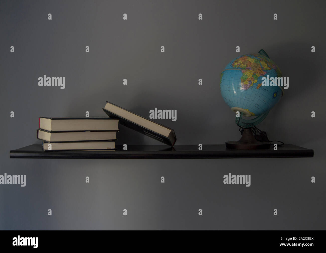 Sfera di terra e libri Foto Stock