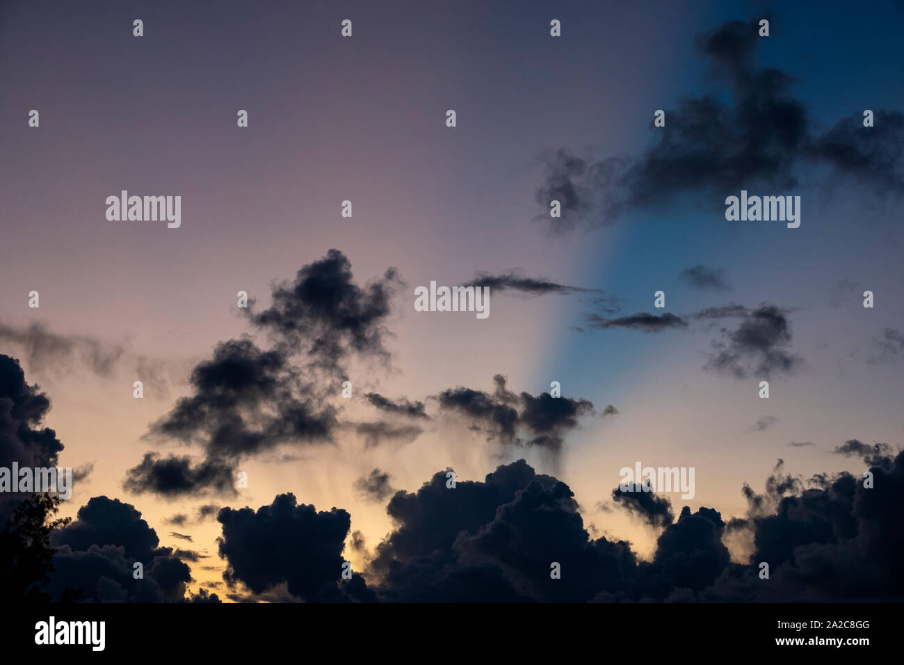 Tropical formazioni di nubi al tramonto in Bermuda Foto Stock