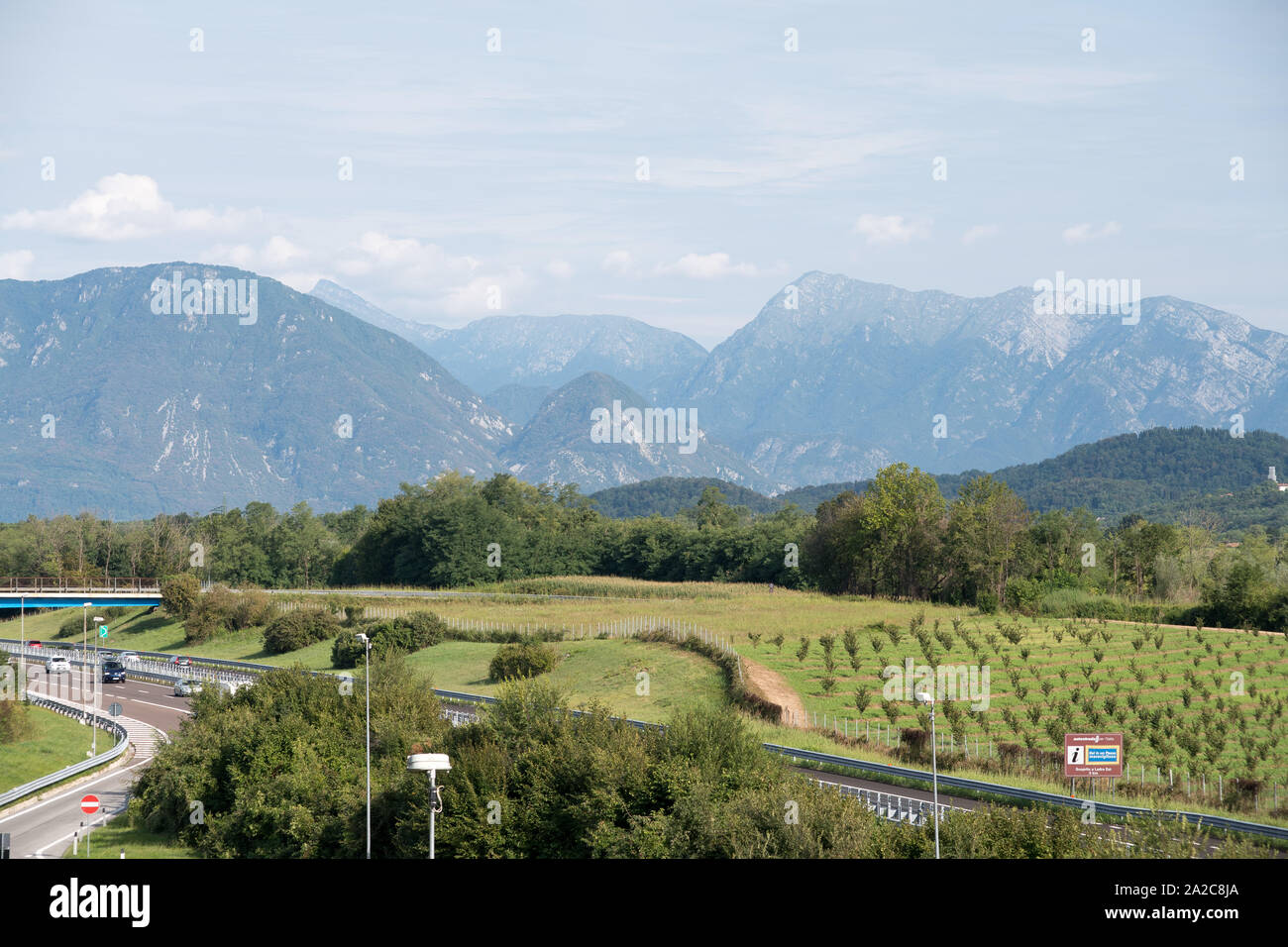Le Alpi Carniche e Autostrada Alpe-Adria A23 Cormor Ovest, Friuli Venezia Giulia, Italia. Il 17 agosto 2019 © Wojciech Strozyk / Alamy Stock Photo Foto Stock