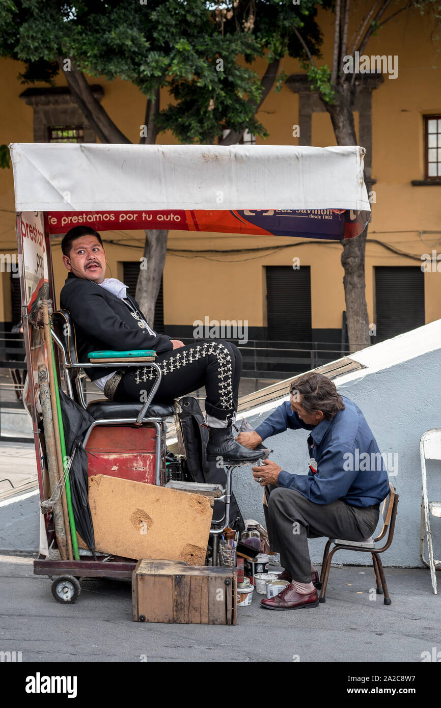 Luglio, 23, 2019: un pattino levigatore pulizia di un Mariachi la scarpa in Piazza Garibaldi, Ciudad de Mexico, Messico Foto Stock