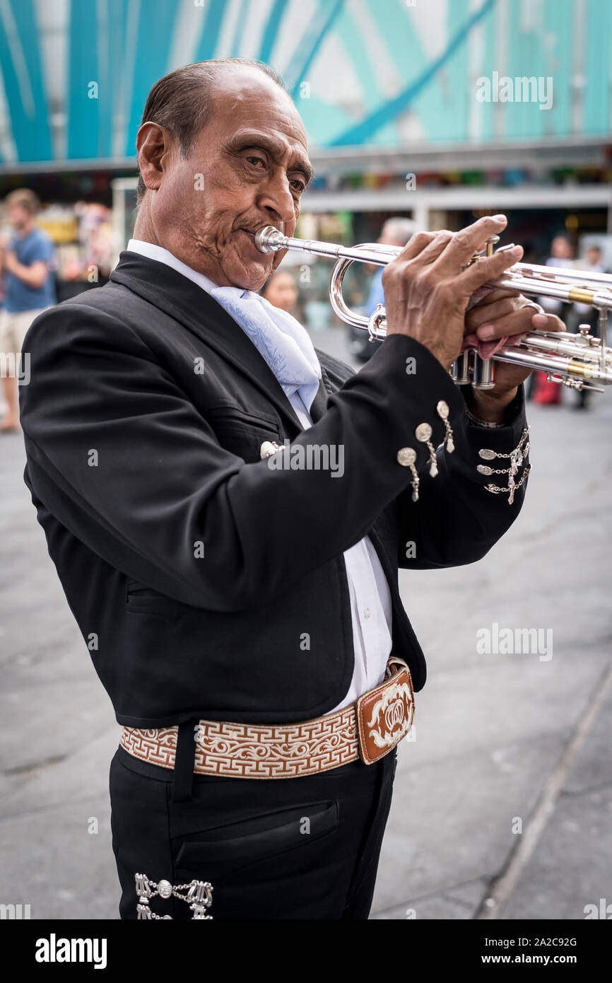 Luglio, 23, 2019: Un Mariachi a suonare la tromba in Piazza Garibaldi, Ciudad de Mexico, Messico Foto Stock