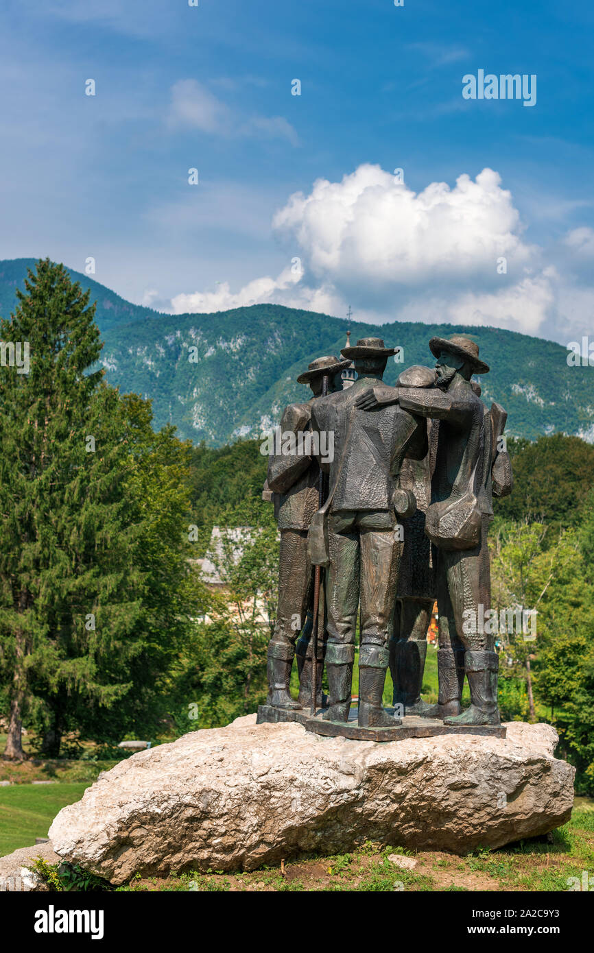 RIBCEV LAZ, Slovenia - 28 agosto 2019: Monumento a quattro uomini coraggiosi, uno dei primi ascendenti monte Triglav summit, fatta da Stojan Batic ed eretta Foto Stock