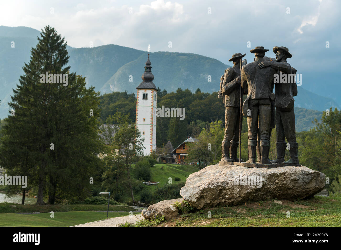 RIBCEV LAZ, Slovenia - 28 agosto 2019: Monumento a quattro uomini coraggiosi, uno dei primi ascendenti monte Triglav summit, fatta da Stojan Batic ed eretta Foto Stock