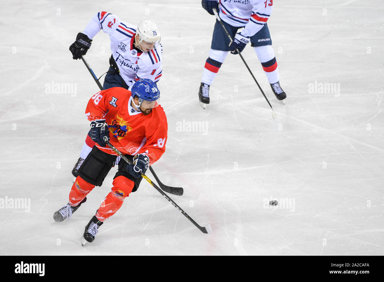 Jilin. 2 Ottobre, 2019. Tsen Tou's Ivanov Yegor (anteriore) sistema vies per il puck durante una partita tra Tsen Tou e Torpedo-Gorky su Silk Road sommo Hockey League nella città di Jilin del nord-est della Cina di provincia di Jilin, il 2 ottobre, 2019. Credito: Zhang Nan/Xinhua/Alamy Live News Foto Stock