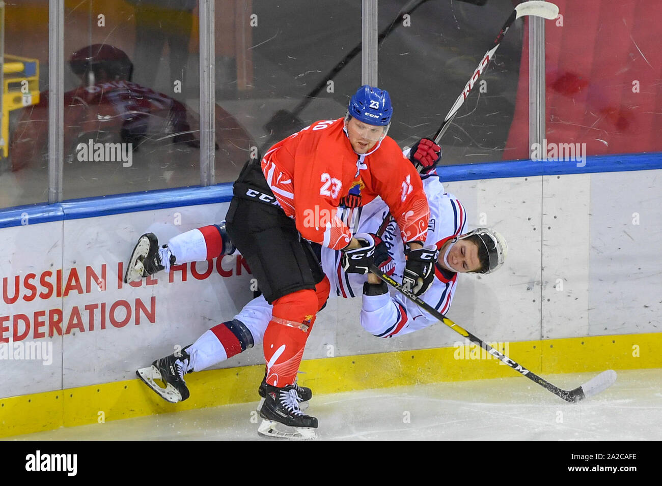 Jilin. 2 Ottobre, 2019. Tsen Tou di Lysenko Vladislav (L) compete durante una partita tra Tsen Tou e Torpedo-Gorky su Silk Road sommo Hockey League nella città di Jilin del nord-est della Cina di provincia di Jilin, il 2 ottobre, 2019. Credito: Zhang Nan/Xinhua/Alamy Live News Foto Stock