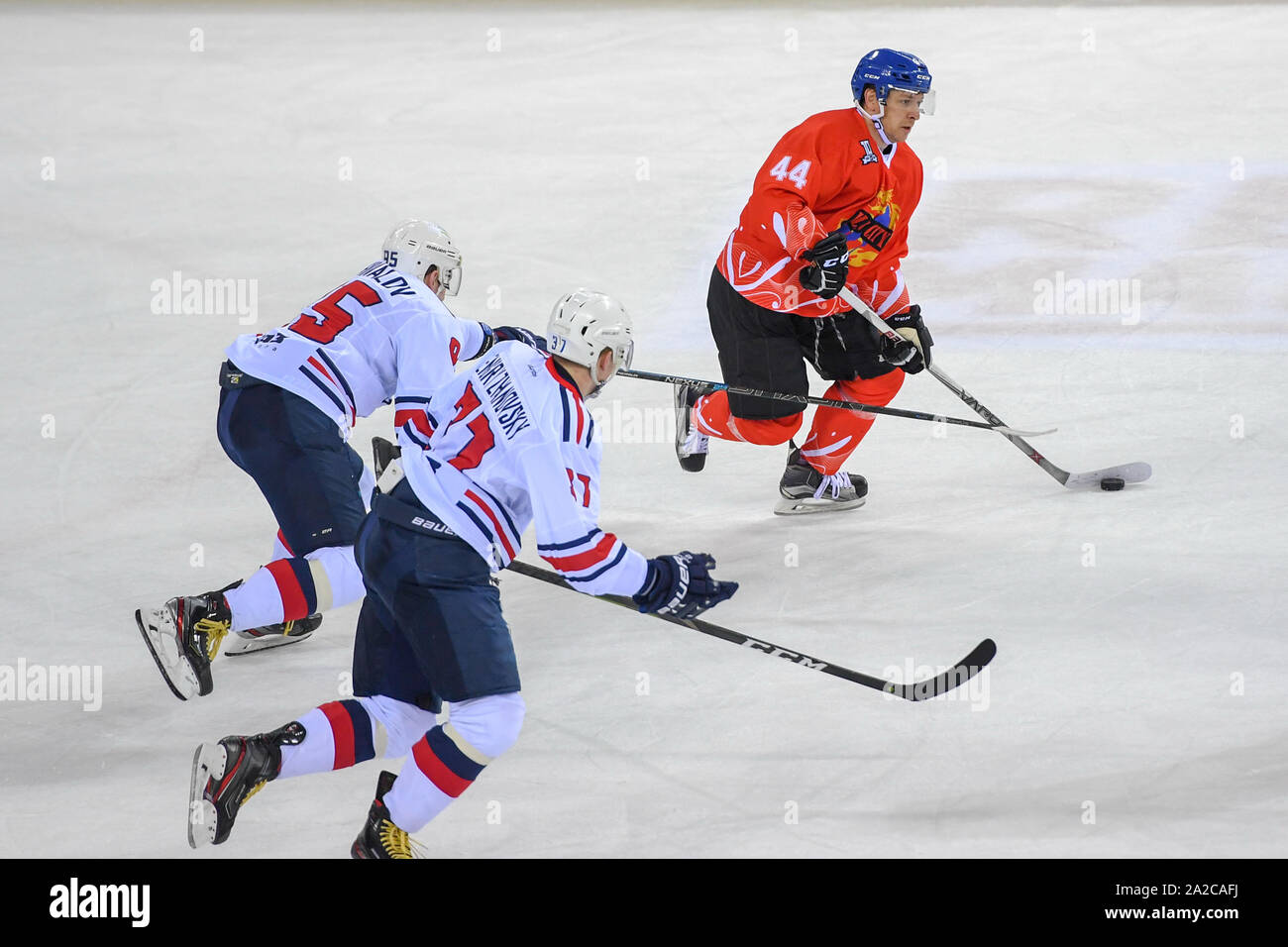 Jilin. 2 Ottobre, 2019. Tsen Tou's Kurdyukov Pavel (R) compete durante una partita tra Tsen Tou e Torpedo-Gorky su Silk Road sommo Hockey League nella città di Jilin del nord-est della Cina di provincia di Jilin, il 2 ottobre, 2019. Credito: Zhang Nan/Xinhua/Alamy Live News Foto Stock