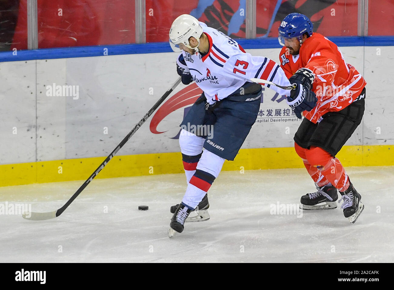 Jilin. 2 Ottobre, 2019. Tsen Tou's Ivanov Yegor (R) compete durante una partita tra Tsen Tou e Torpedo-Gorky su Silk Road sommo Hockey League nella città di Jilin del nord-est della Cina di provincia di Jilin, il 2 ottobre, 2019. Credito: Zhang Nan/Xinhua/Alamy Live News Foto Stock