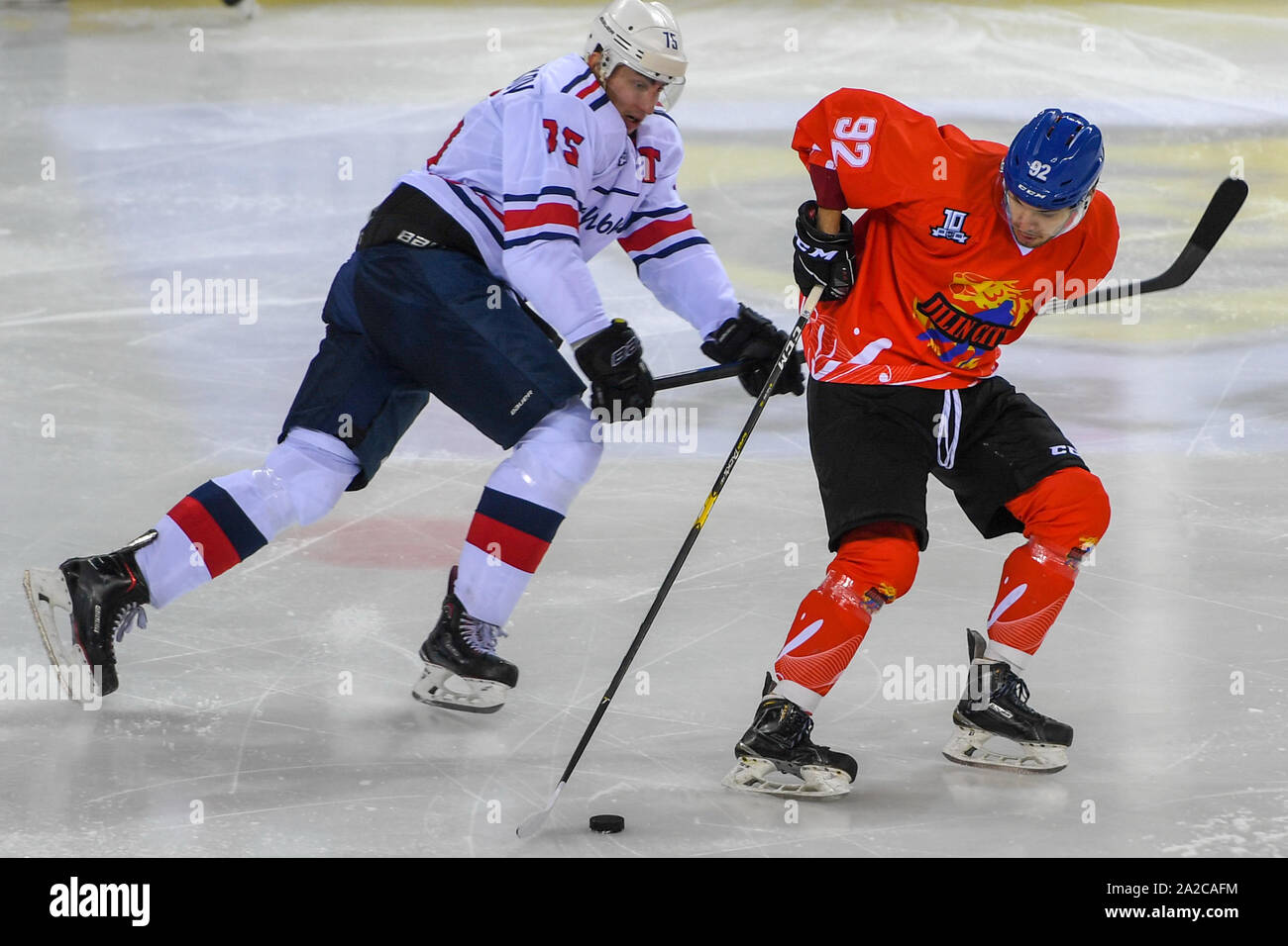 Jilin. 2 Ottobre, 2019. Tsen Tou's Galeyev Ruzal (R) compete durante una partita tra Tsen Tou e Torpedo-Gorky su Silk Road sommo Hockey League nella città di Jilin del nord-est della Cina di provincia di Jilin, il 2 ottobre, 2019. Credito: Zhang Nan/Xinhua/Alamy Live News Foto Stock