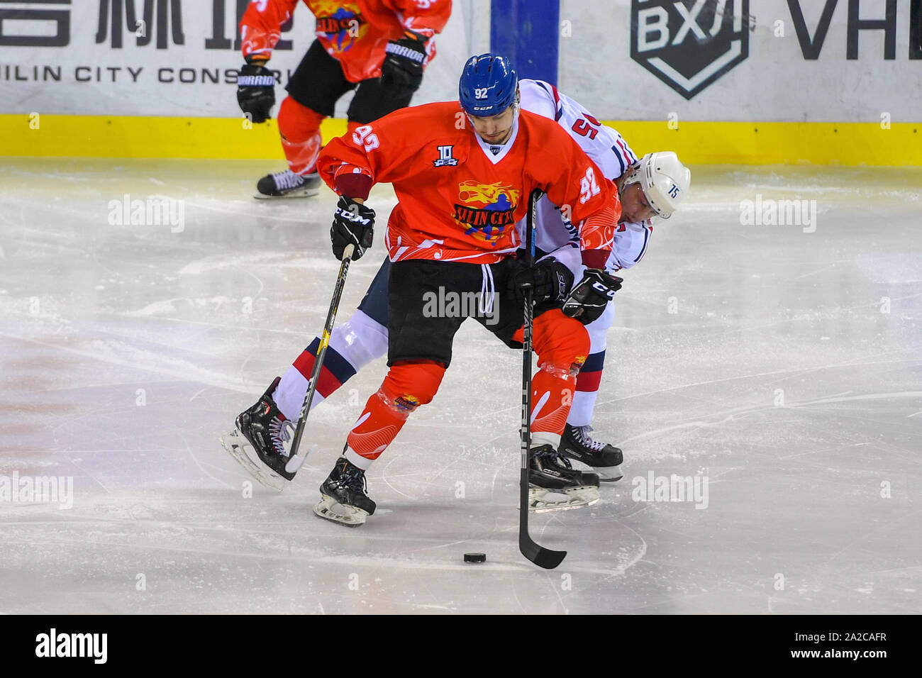 Jilin. 2 Ottobre, 2019. Tsen Tou's Galeyev Ruzal (anteriore) sistema vies per il puck durante una partita tra Tsen Tou e Torpedo-Gorky su Silk Road sommo Hockey League nella città di Jilin del nord-est della Cina di provincia di Jilin, il 2 ottobre, 2019. Credito: Zhang Nan/Xinhua/Alamy Live News Foto Stock