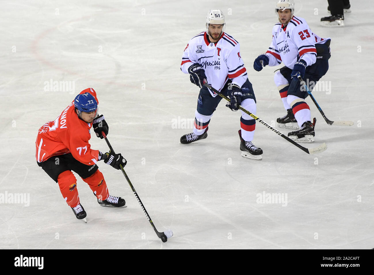 Jilin. 2 Ottobre, 2019. Tsen Tou Gilmanov dell'Umed (1L) compete durante una partita tra Tsen Tou e Torpedo-Gorky su Silk Road sommo Hockey League nella città di Jilin del nord-est della Cina di provincia di Jilin, il 2 ottobre, 2019. Credito: Zhang Nan/Xinhua/Alamy Live News Foto Stock