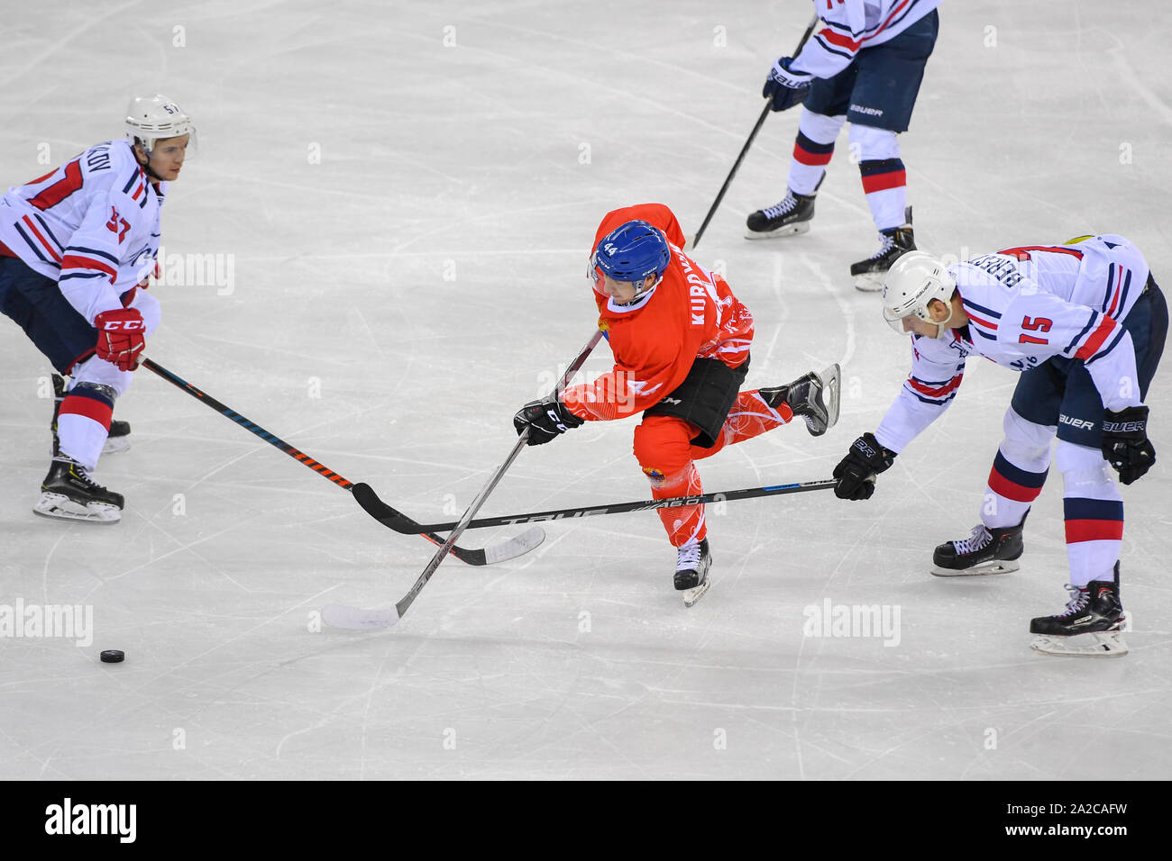 Jilin. 2 Ottobre, 2019. Tsen Tou's Kurdyukov Pavel (C) SISTEMA vies per il puck durante una partita tra Tsen Tou e Torpedo-Gorky su Silk Road sommo Hockey League nella città di Jilin del nord-est della Cina di provincia di Jilin, il 2 ottobre, 2019. Credito: Zhang Nan/Xinhua/Alamy Live News Foto Stock