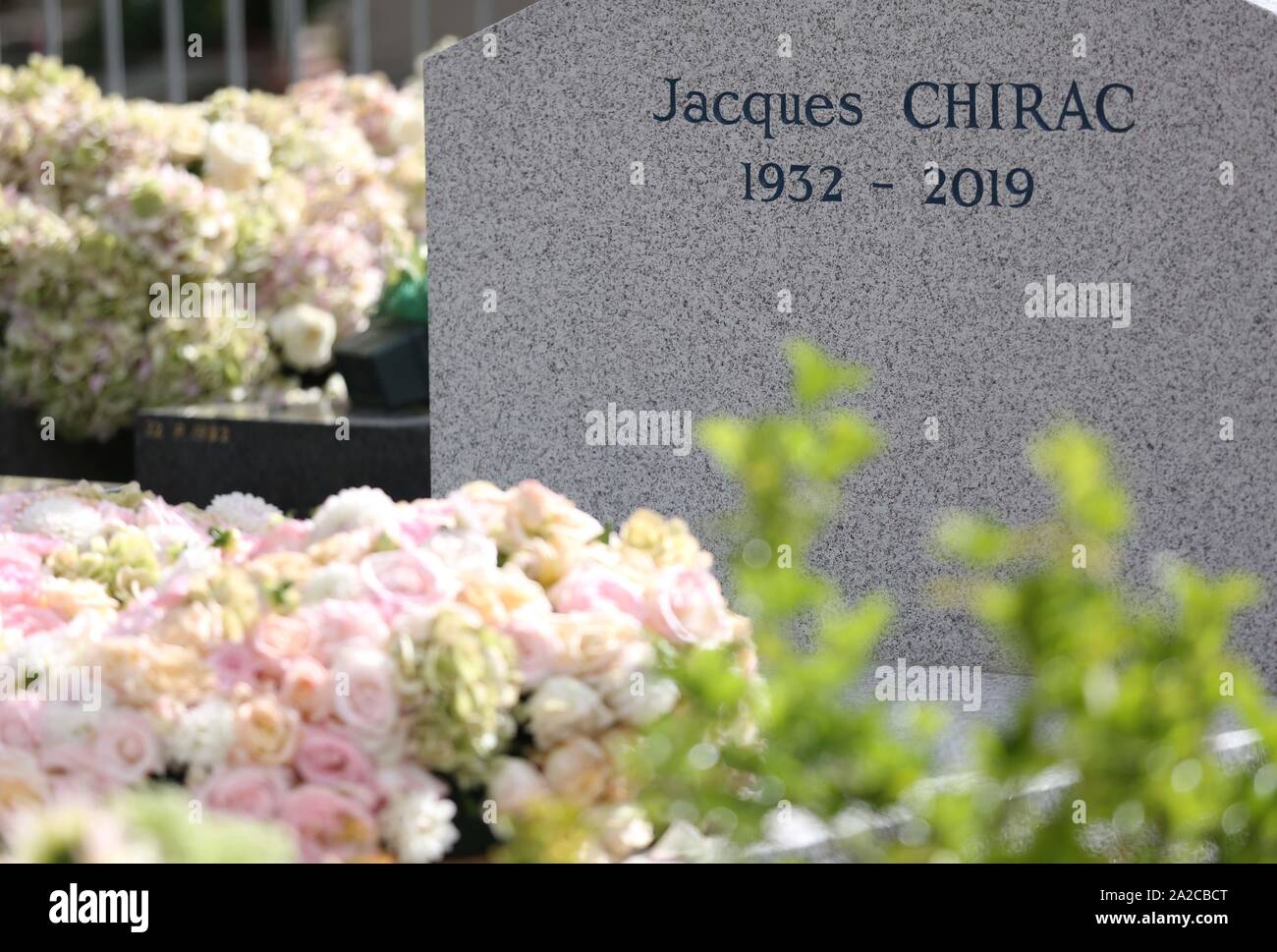 Parigi, Francia. 2 Ottobre, 2019. I fiori sono posizionati sulla tomba dell ex Presidente francese Jacques Chirac dopo la sua sepoltura presso il cimitero di Montparnasse di Parigi, Francia, Ottobre 2, 2019. Chirac è deceduto il 7 settembre 26, 2019 all'età di 86. Credito: Gao Jing/Xinhua/Alamy Live News Foto Stock