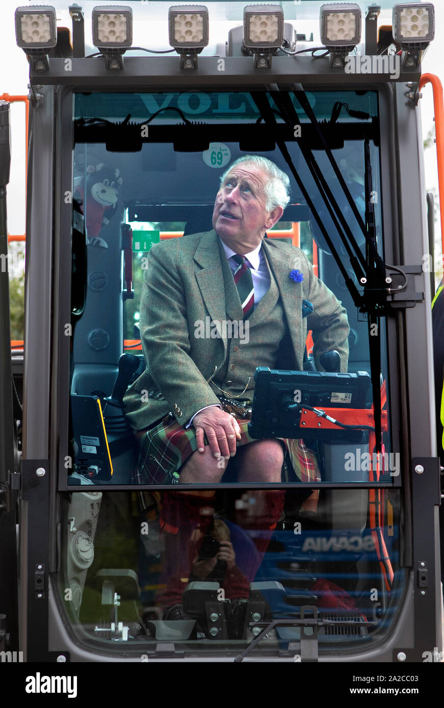 Il Principe di Galles, noto come il Duca di Rothesay mentre in Scozia, si siede nella cabina di un escavatore, all'apertura della nuova sede di W M Donald, una struttura a conduzione familiare e di costruzione e di ingegneria civile in business Netherley, vicino a Stonehaven. Foto Stock
