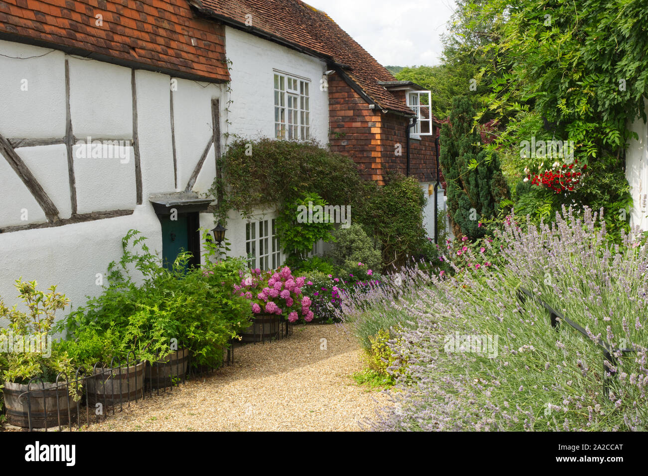 Guildford, Inghilterra - Agosto 2, 2019: imbiancate a calce e piastrella Cottage a Shere nel Surrey. Foto Stock