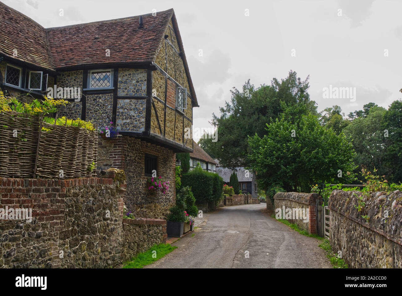 Guildford, Inghilterra - Agosto 2, 2019: pietra e piastrelle Cottage a Shere nel Surrey. Foto Stock