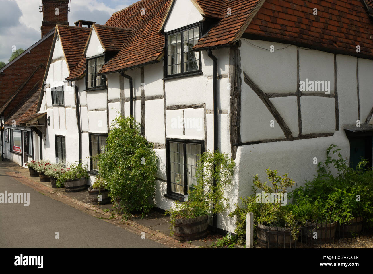 Guildford, Inghilterra - Agosto 2, 2019: imbiancate a calce e piastrella Cottage a Shere nel Surrey. Foto Stock