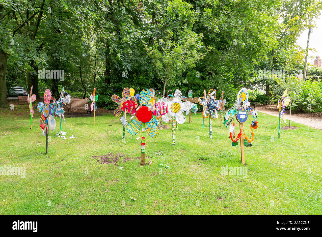 Scuole intorno a Knutsford, Cheshire, Inghilterra, hanno creato una esposizione di fiori realizzata da imballaggio per aumentare la consapevolezza dei rifiuti Foto Stock