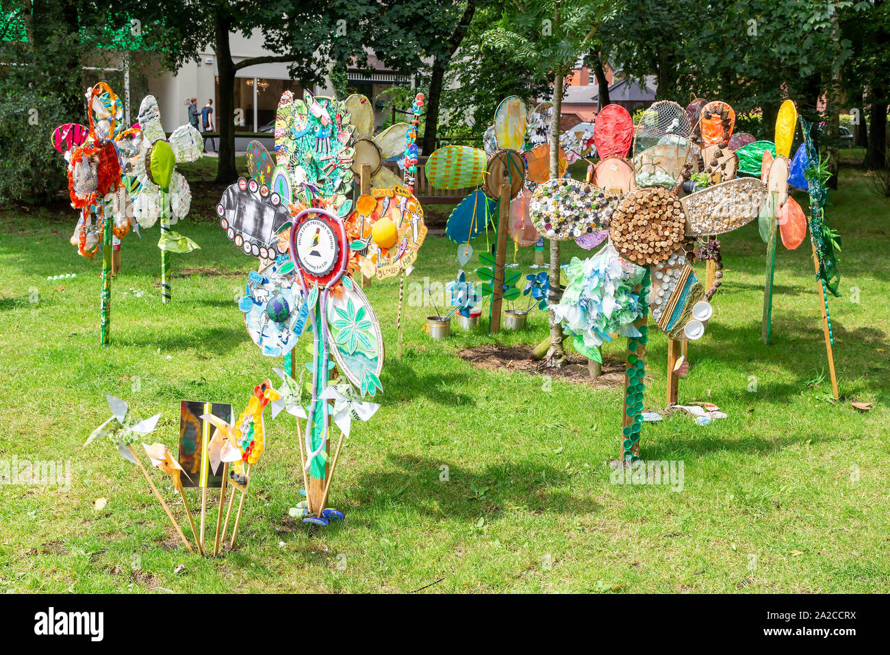 Scuole intorno a Knutsford, Cheshire, Inghilterra, hanno creato una esposizione di fiori realizzata da imballaggio per aumentare la consapevolezza dei rifiuti Foto Stock