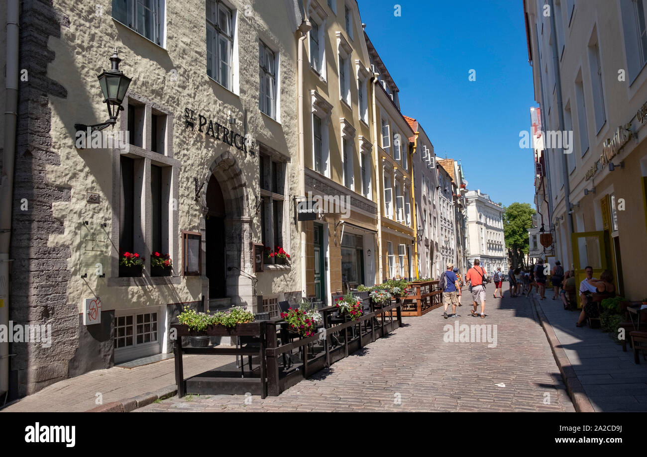 San Patrizio ristorante e street nella parte vecchia di Tallinn, Estonia Foto Stock