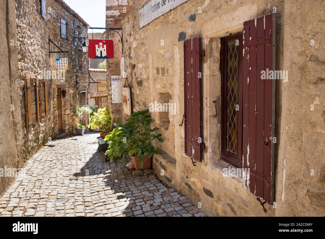 Bella strada di ciottoli in Minerve, Francia, tradizionale vecchie case con finestre con persiane Foto Stock