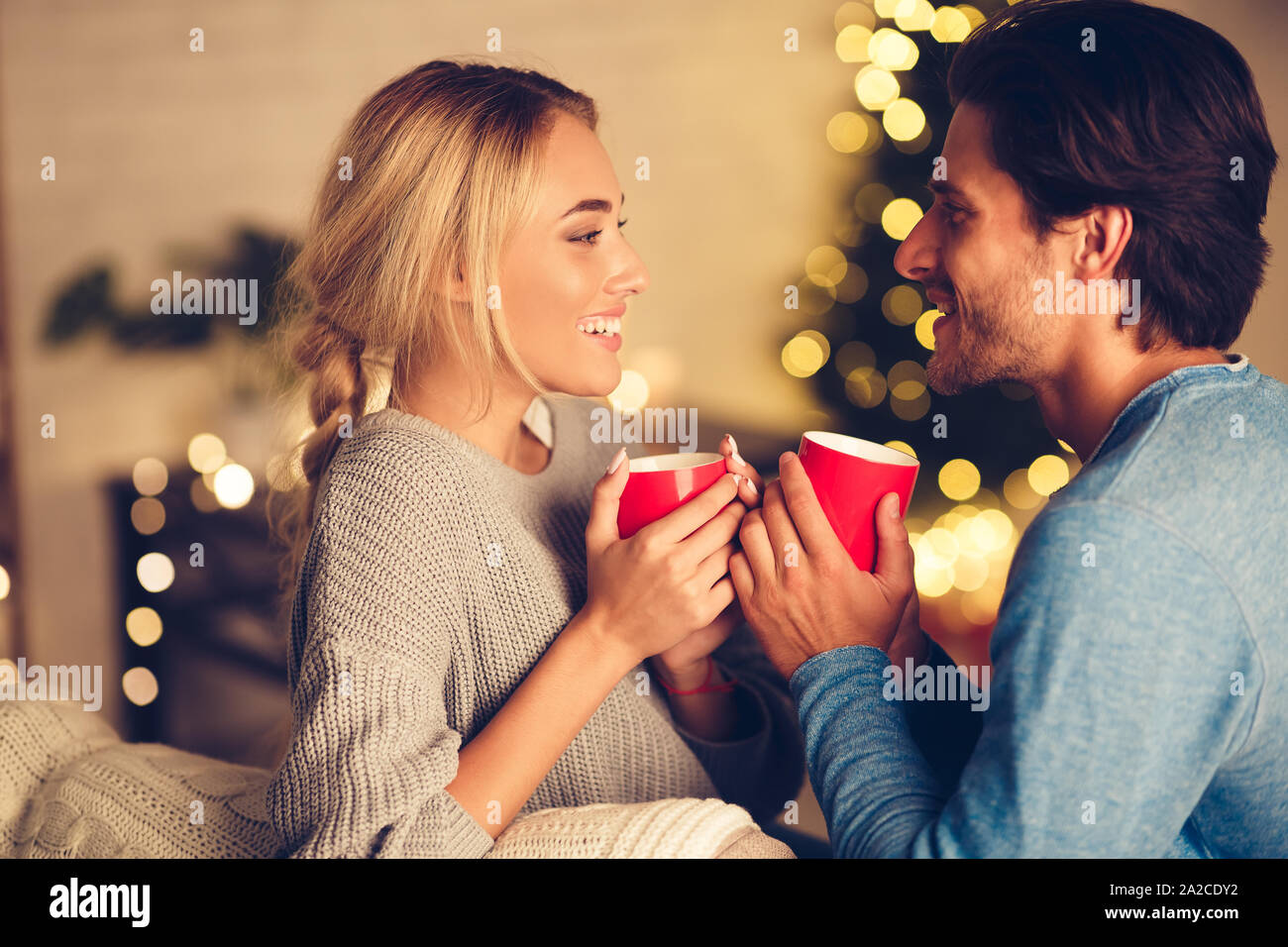 Matura in amore bere il tè e godendo le vacanze invernali Foto Stock