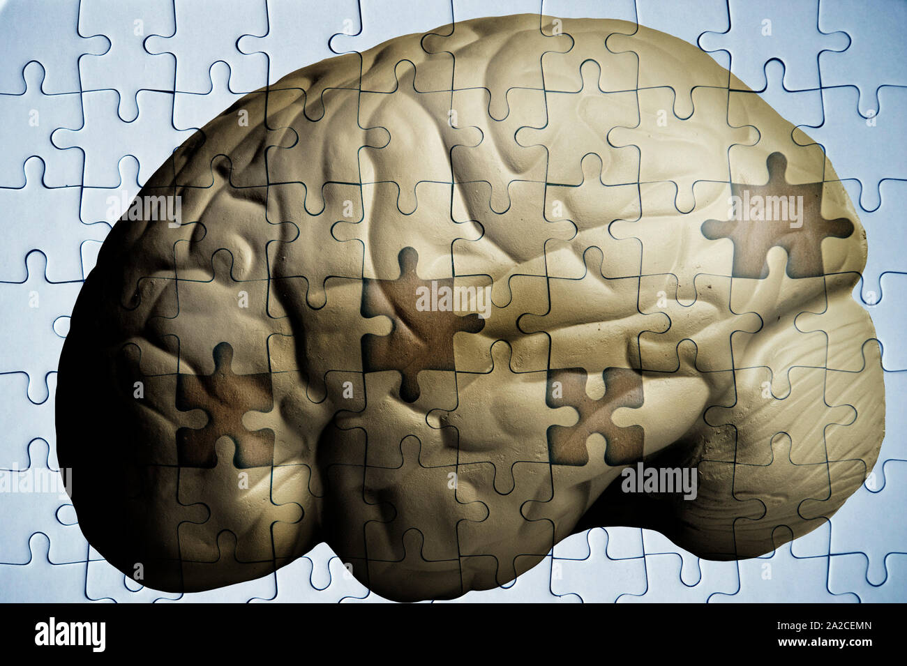 Cervello umano e puzzle con pezzi mancanti - il morbo di Alzheimer Foto Stock