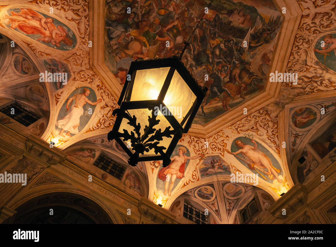 Genova, Italia - 17 Gennaio 2018: interni di una galleria pubblica di Genova, lampada vintage pende sotto affresco dipinto sul soffitto Foto Stock