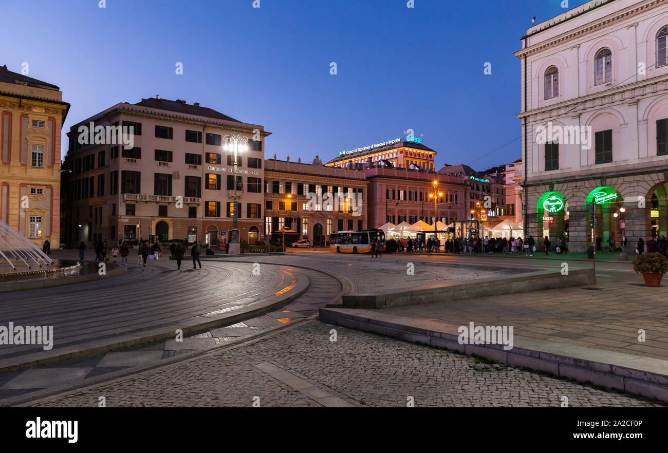 Genova, Italia - 17 Gennaio 2018: vista notturna di Piazza De Ferrari, le persone normali sono sulla strada Foto Stock