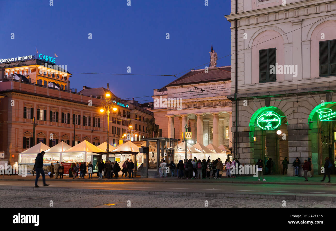 Genova, Italia - 17 Gennaio 2018: vista notturna di Piazza De Ferrari a Genova, la gente comune a piedi la strada Foto Stock