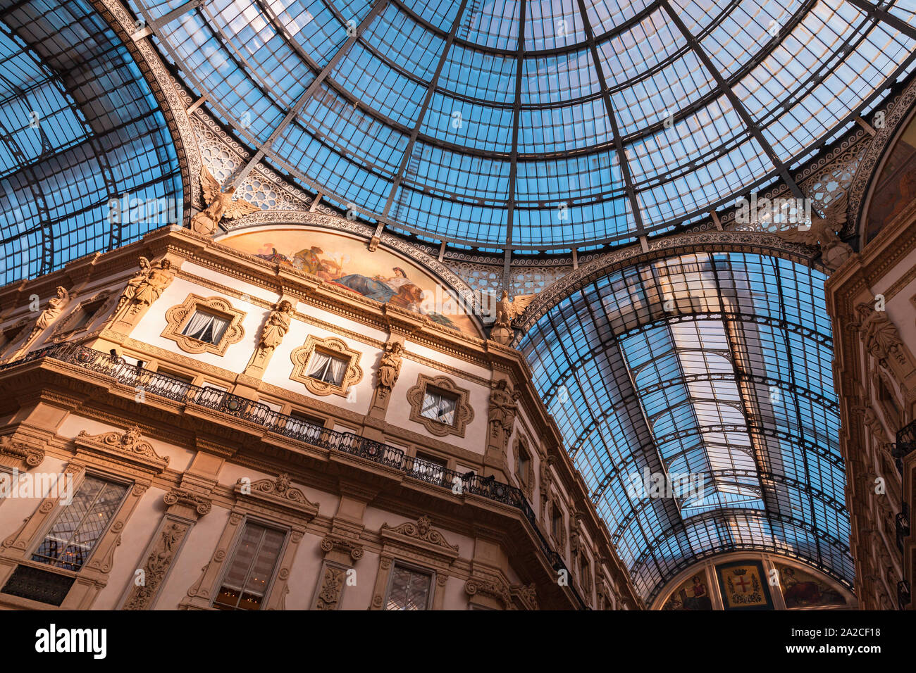 Milano, Italia - 19 Gennaio 2018: Interno della Galleria Vittorio Emanuele II, il più antico attivo centro commerciale per lo shopping e un importante punto di riferimento di Milano Foto Stock
