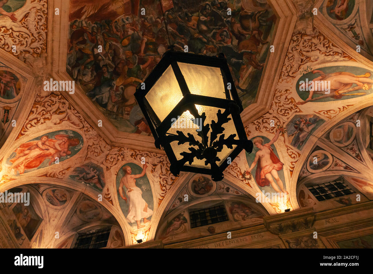 Genova, Italia - 17 Gennaio 2018: interni di una galleria pubblica di Genova, lampada vintage pende sotto il colorato affresco dipinto sul soffitto Foto Stock